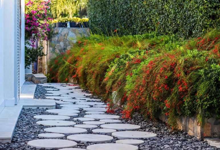 Top 10 Front Yard Landscaping Ideas With Rocks And Mulch 